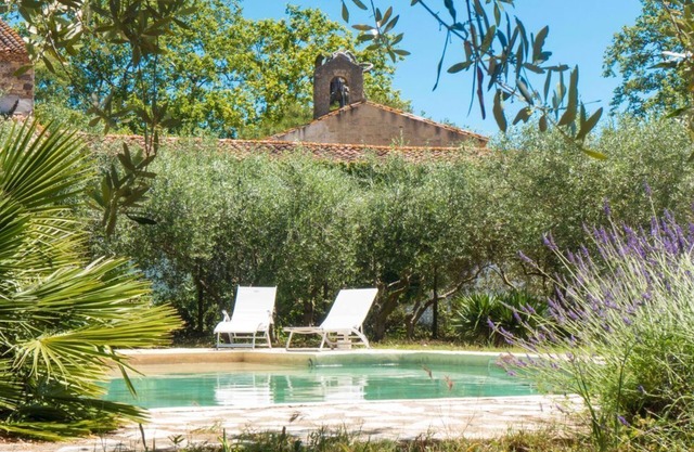 A quiet cottage with swimming pool in vineyard