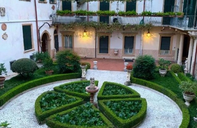 A room with a view inside Verona old town, few steps from the Arena!
