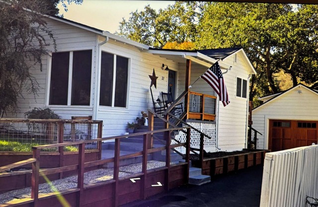 A ROOM WITH A WOOF!nCozy serene house on quiet secluded court in Martinez