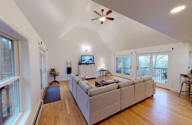 A spacious ocean view apartment on Penobscot Bay in historic Temple Heights