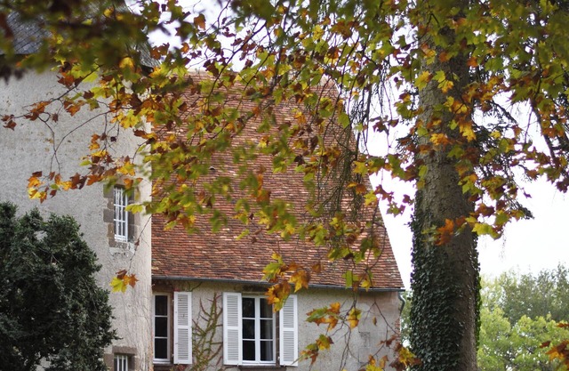 A spacious setting surrounded by naturenThe castle and its cottage.
