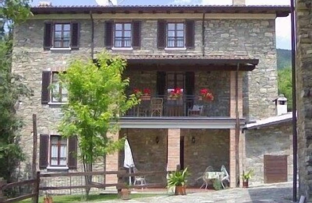 A SUPERB RENOVATED 5 BEDROOM FARMHOUSE in the hills of EMILIA
