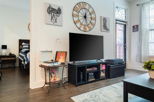 A Touch of Bleu - 1 Bdr Condo, free parking
