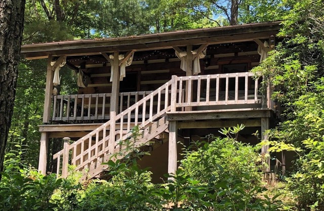 A Unique Bed and Breakfast.Log Cabins, with Hot Tubs and Breakfast Delivered Each Morning :)