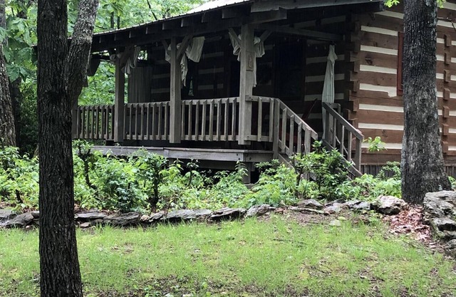 A Unique Bed and Breakfast.Log Cabins, with Hot Tubs and Breakfast Delivered Each Morning :)