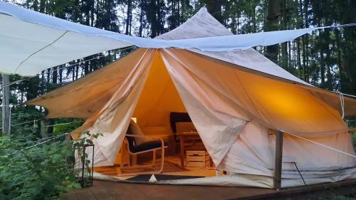 Abenteuer Glamping im Wildgehege im 5 m Zelt