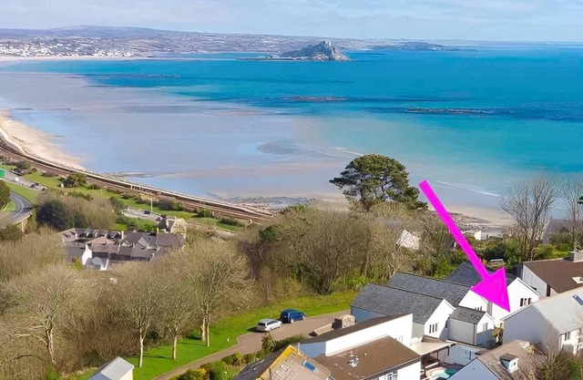 Above the Bay - Enclosed garden apartment with parking