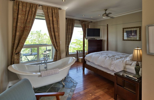 Above The Beach Guest Suites