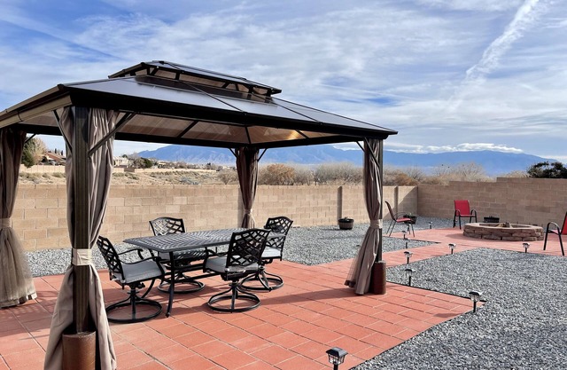 ABQ Home Overlooking Mountain- Near Sandia Tramway + Balloon Fiesta