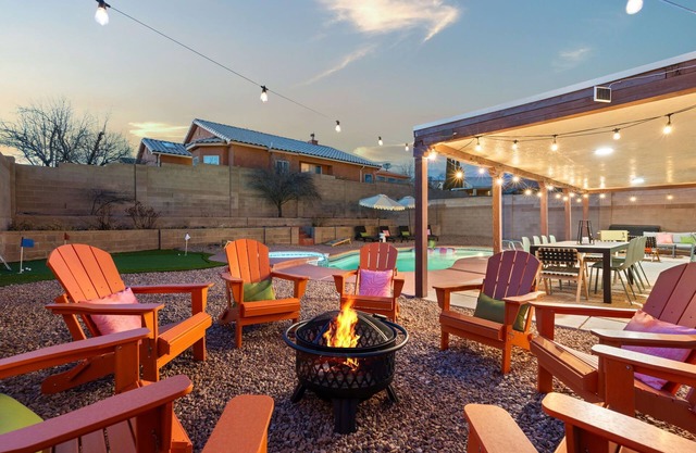 ABQ Oasis! Pool and Hot Tub OPEN ALL YEAR!, Game Room, Golf, Great for Reunions!