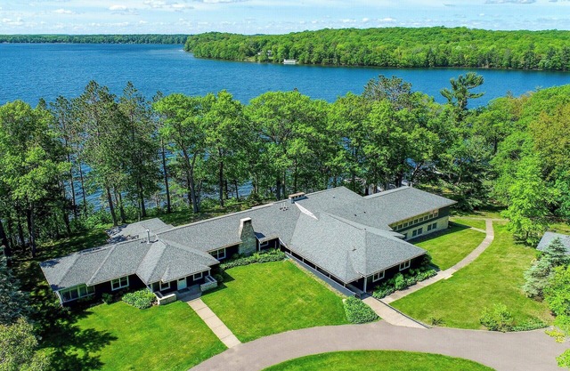 Ackwood Lodge - The Lodge, LARGE, Private Lakeshore Estate. Perfect for Family Reunions