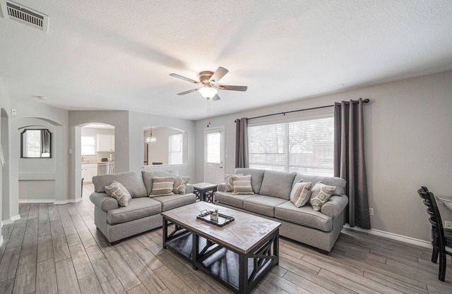 ACL Super Home . 4 bedroom with Hot spa in the backyard in an awesome neigbohoo