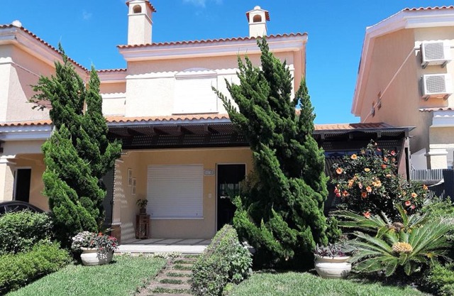 Acolhedora casa de praia em condomínio fechado à beira mar