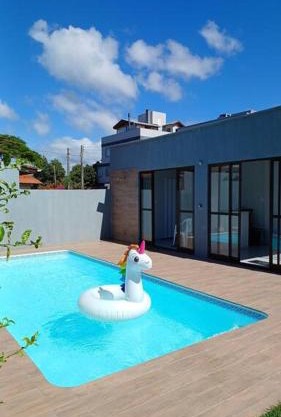 Aconchegante casa de Madeira com linda área lazer!