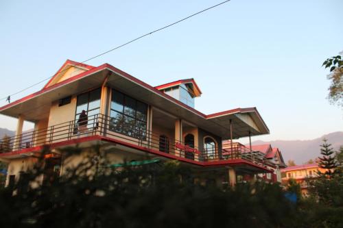 Aditya Homestay Bir-Billing surrounded by Mountains
