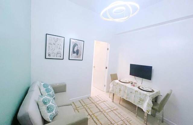 Admiral Baysuites 1br Staycation Condo with Seaview