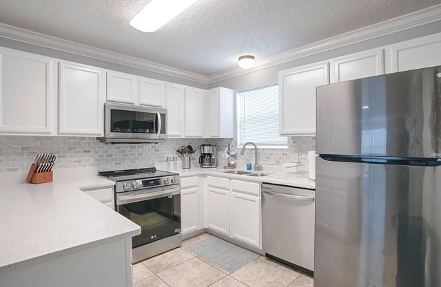 Adorable Cottage, fully furnished & free internet, golf cart, newly renovated