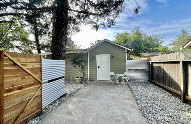 Adorable Cottage in downtown Middletown - Close to Harbin Hot Springs!