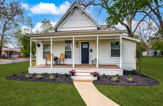 Adorable Downtown Aubrey Home - Sleeps 7