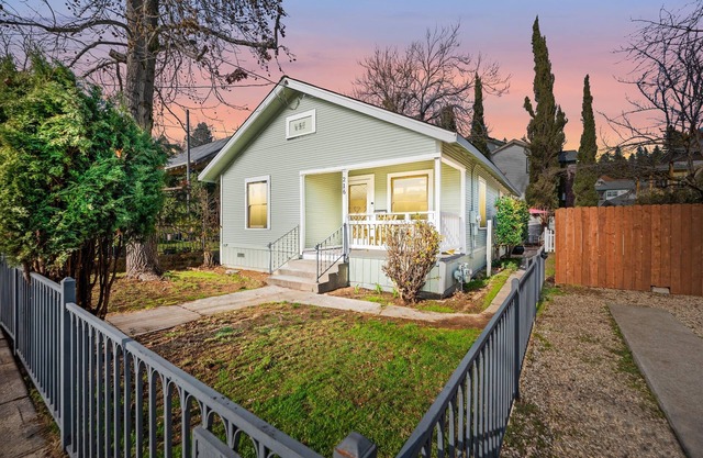 Adorable single level downtown Bungalow