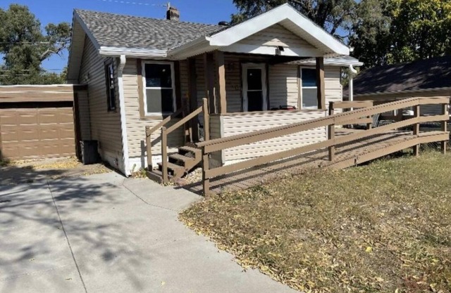 Adorable tiny house minutes from downtown Omaha! Wheelchair accessible