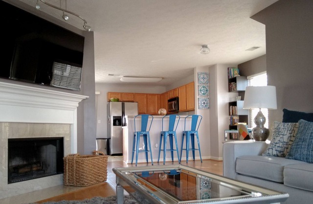 Adorable Townhome Close to BNA Airport