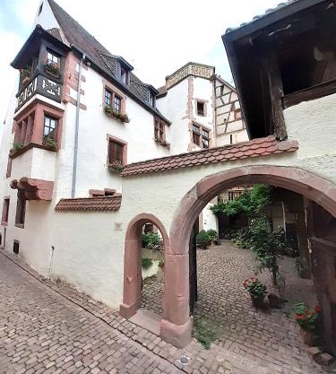 ADRIHOF à Riquewihr, Cour de l'Abbaye d'Autrey