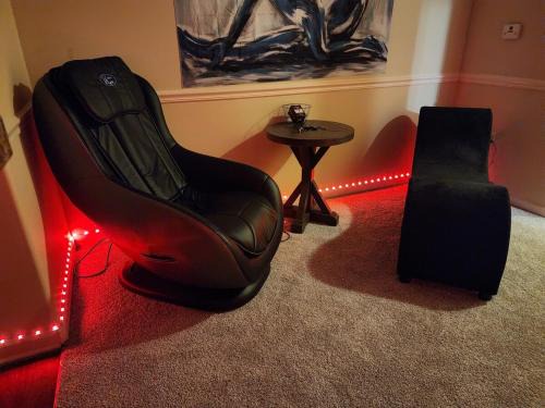 ADULT FUN! for the Holiday's - Professionally Maintained - Instant Booking "Sleeps 3 Maybe MORE" PINEAPPLE READY!