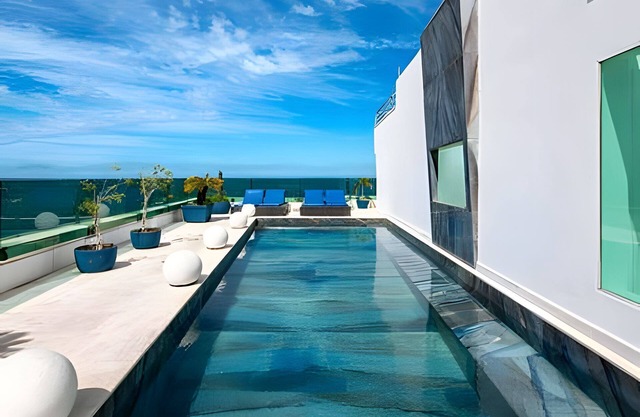 ADV001 Luxurious sea-front penthouse for 10