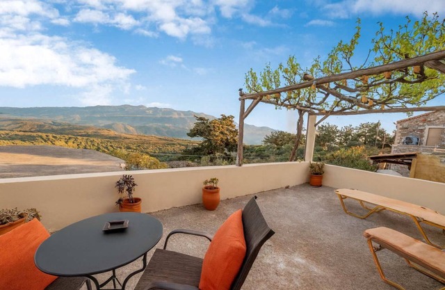 Agapi's Charming Retreat - Rustic Escape By Chania