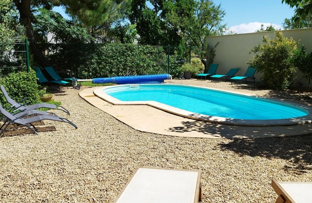 Air-conditioned Maison de Maitre 13 km from beaches, gardens, secure swimming pool, games.