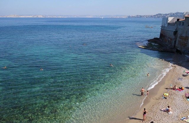 Air-conditioned roof terrace between sea and hills with jacuzzi, 200m from the beach
