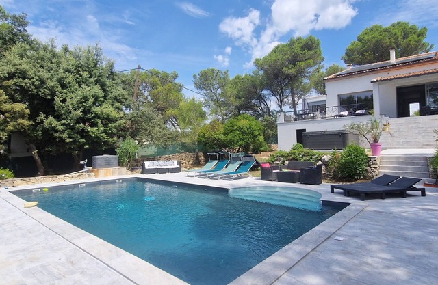 AIR-CONDITIONED VILLA ABSOLUTE CALM SWIMMING POOL GARRIGUE 2500 M2 LAND NEAR NIMES