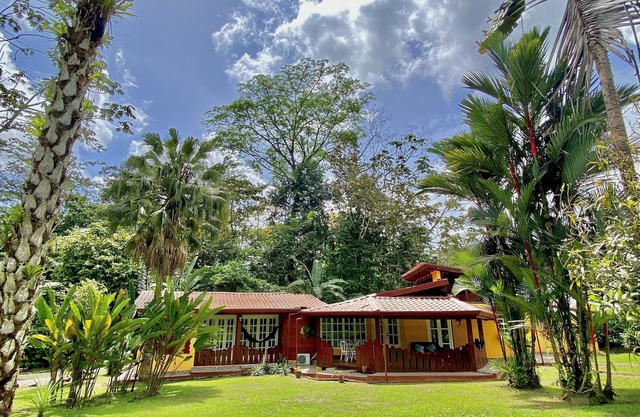 Air conditioning, free WiFi, pool, barbecue. 1 km from the center of La Fortuna.