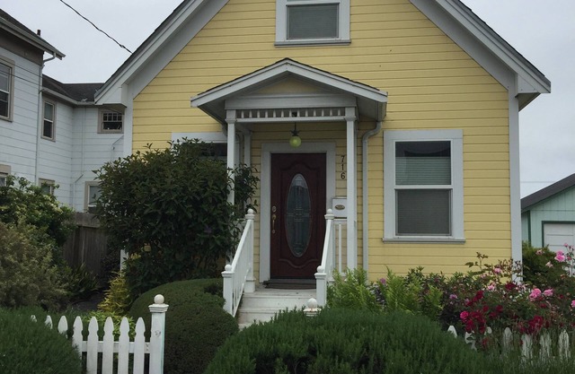 Airy & Bright 2 Story, 3 Bdrm Cottage Short Walk to Old Town.