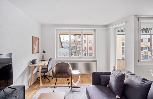 Airy Oerlikon 3.5 Room w/Parking, 1min to Train Station, by Blueground