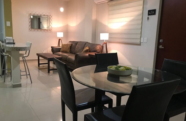 Alcantara apt, Ground floor, great for digital, 2 blocks walk to beach