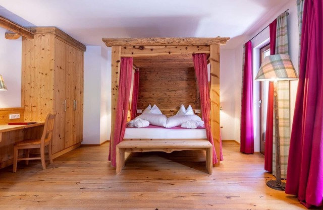 "Alm-Suite" with bathtub, shower, WC (from 7 nights) - Nature and wellness hotel