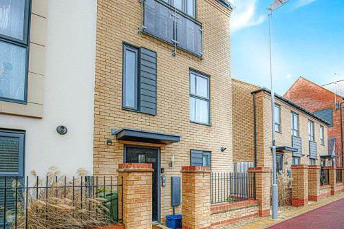 Alpha Properties 1 - Luxury One Bedroom within a Shared Four Bedroom House with Free Parking, Fast Wifi, SmartTV with Netflix