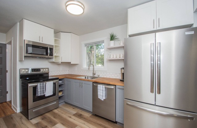 Amazing 2 Bedroom 1 Bathroom Upper Level Home