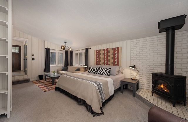 Amazing 4 Bedroom w/2 KINGS & HOT TUB!