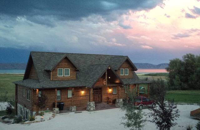 Amazing Beachfront Lodge at Bear Lake w/theater