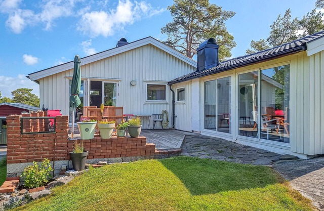 Amazing home in Höviksnäs with WiFi