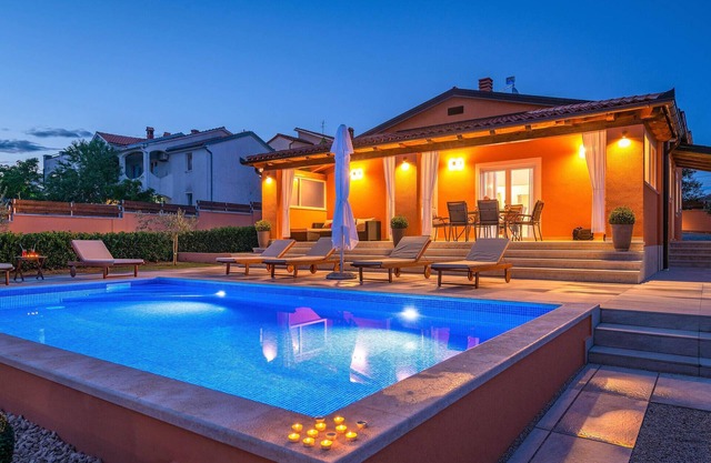 Amazing home in Pula with kitchen