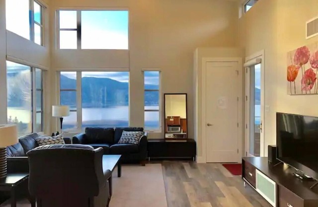 Amazing Lake View - Relaxing Naramata Bench Home