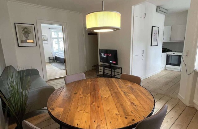 Amazing Lakeside 2BR Apartment