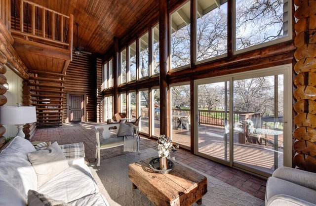 Amazing Log Cottage with Hot Tub & Barrel Sauna! (NEW LISTING)