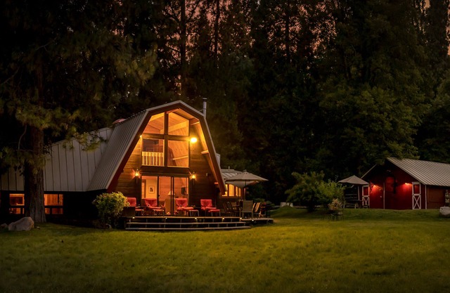 Amazing property & Shasta views, private lake, dark skies, close to everything