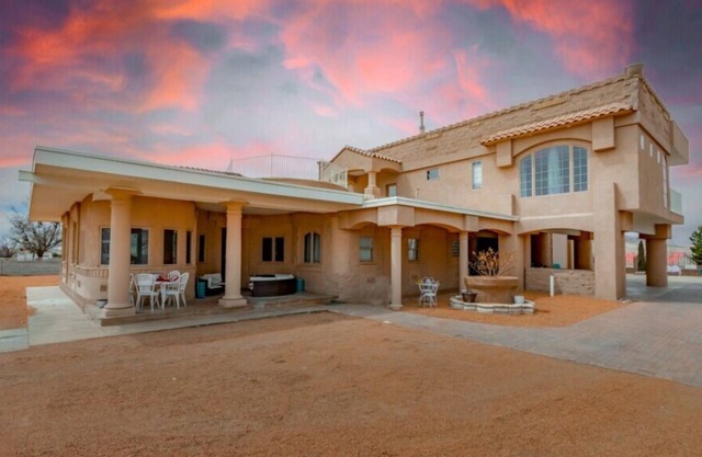 Amazing Upscale home with the Best views! 20 minutes to airport. Awesome swimspa