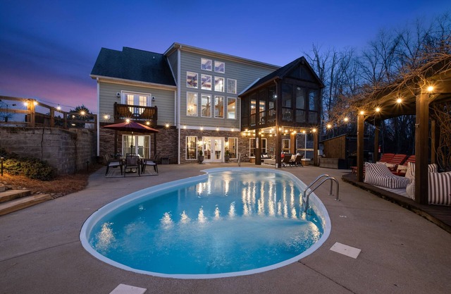 Amenity Packed Property, Perfect for Large Groups– Pool/Theatre/Karaoke/Gym +